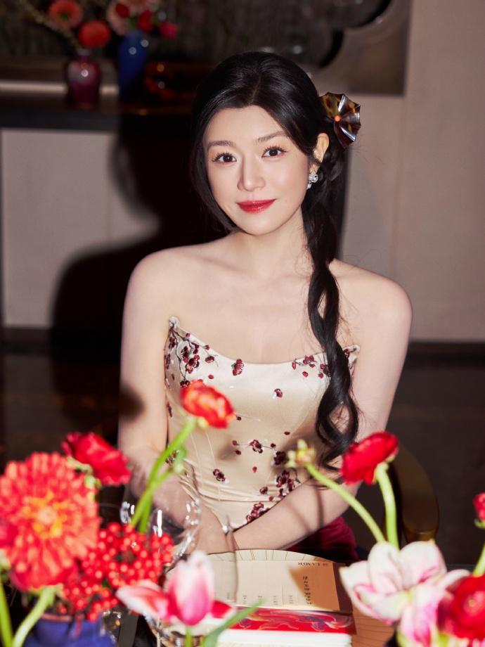 最近陈妍希在出席活动的时候搭配的很有古典风情，看上去年轻又时尚，气质超好。

陈