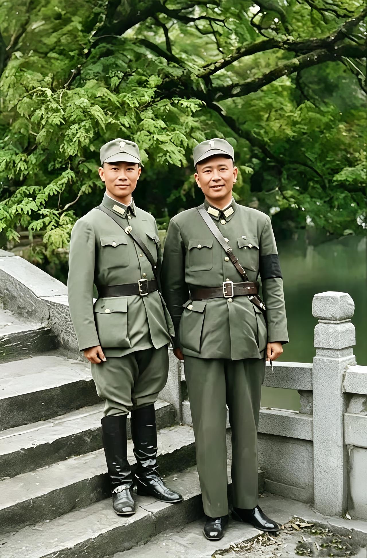 这是1945年陈辞修与白健生在云南昆明黑龙潭公园留影。由于陈辞修个头比白健生矮很