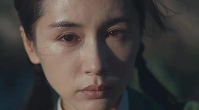 1971年， 清华大学 的 叶文洁 ，背叛民族和人类，她擅自向宇宙中发射了强电波