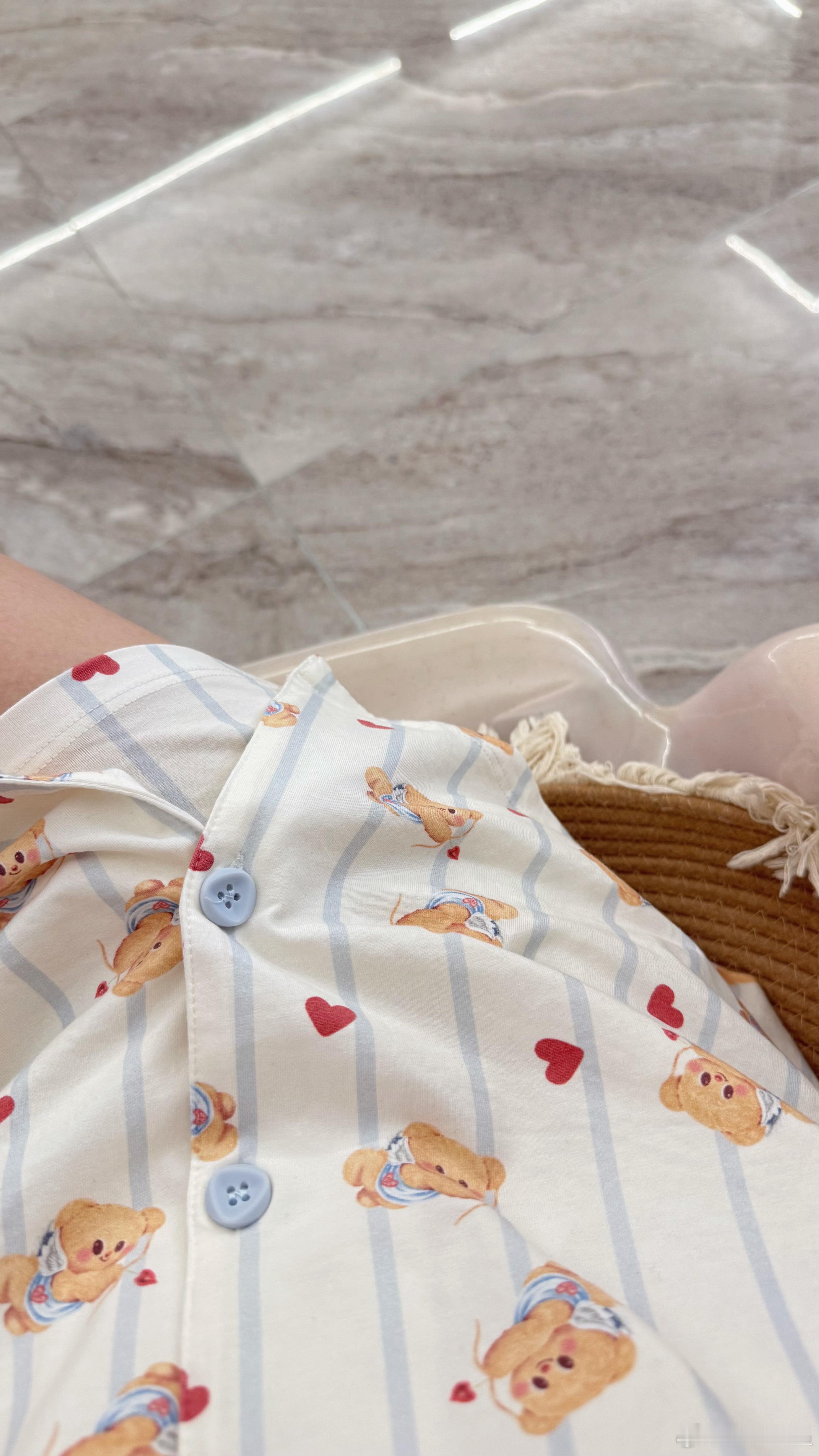 饮水机好可爱 蹭到我旁边 脆生生问我：妈咪 你穿的是什么 pajamas 
