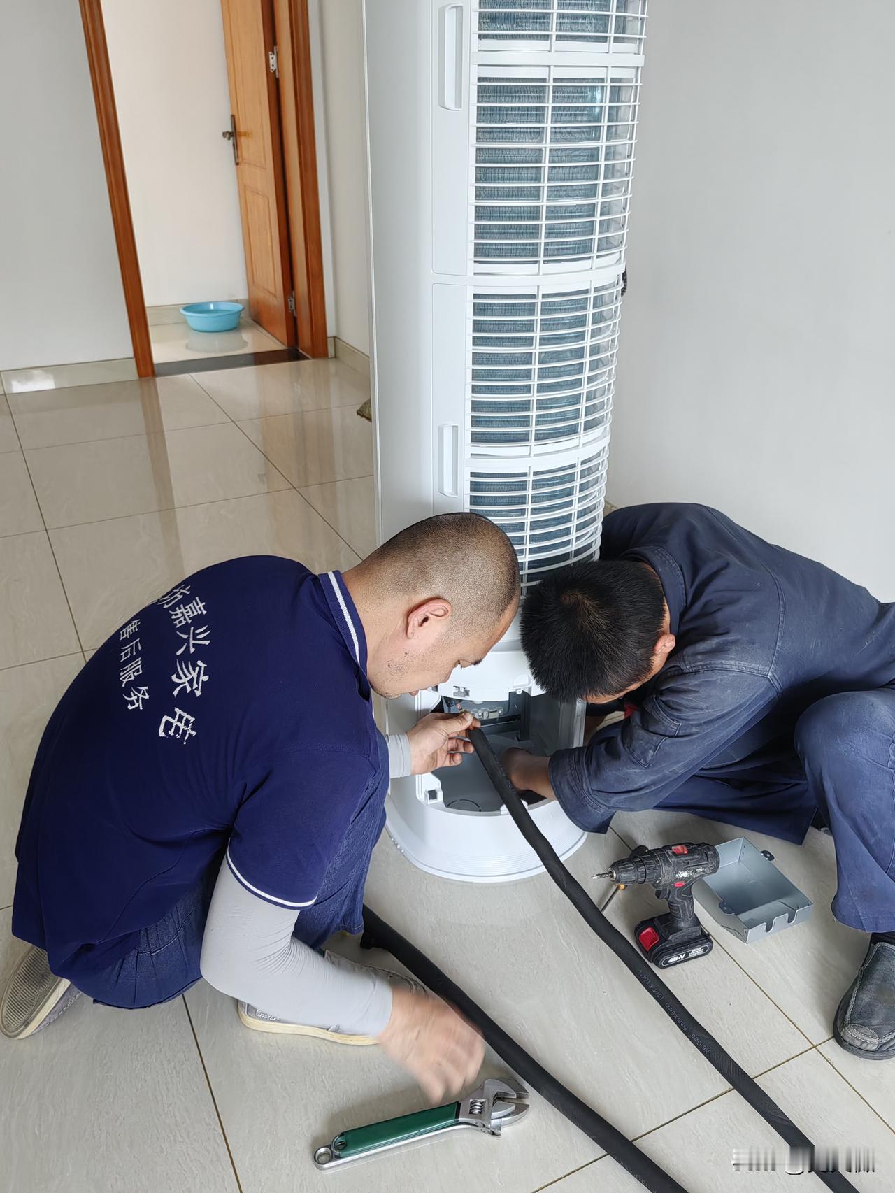 今天我在网上买的云佳plo
空调柜机安装完毕了。
我买的这个空调是在拼多多上买的