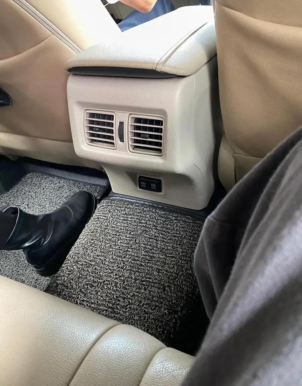 大家看看，凯美瑞凭啥也能跑专车？这种大塑料内饰，座椅皮又泡又皱，比10万的aio