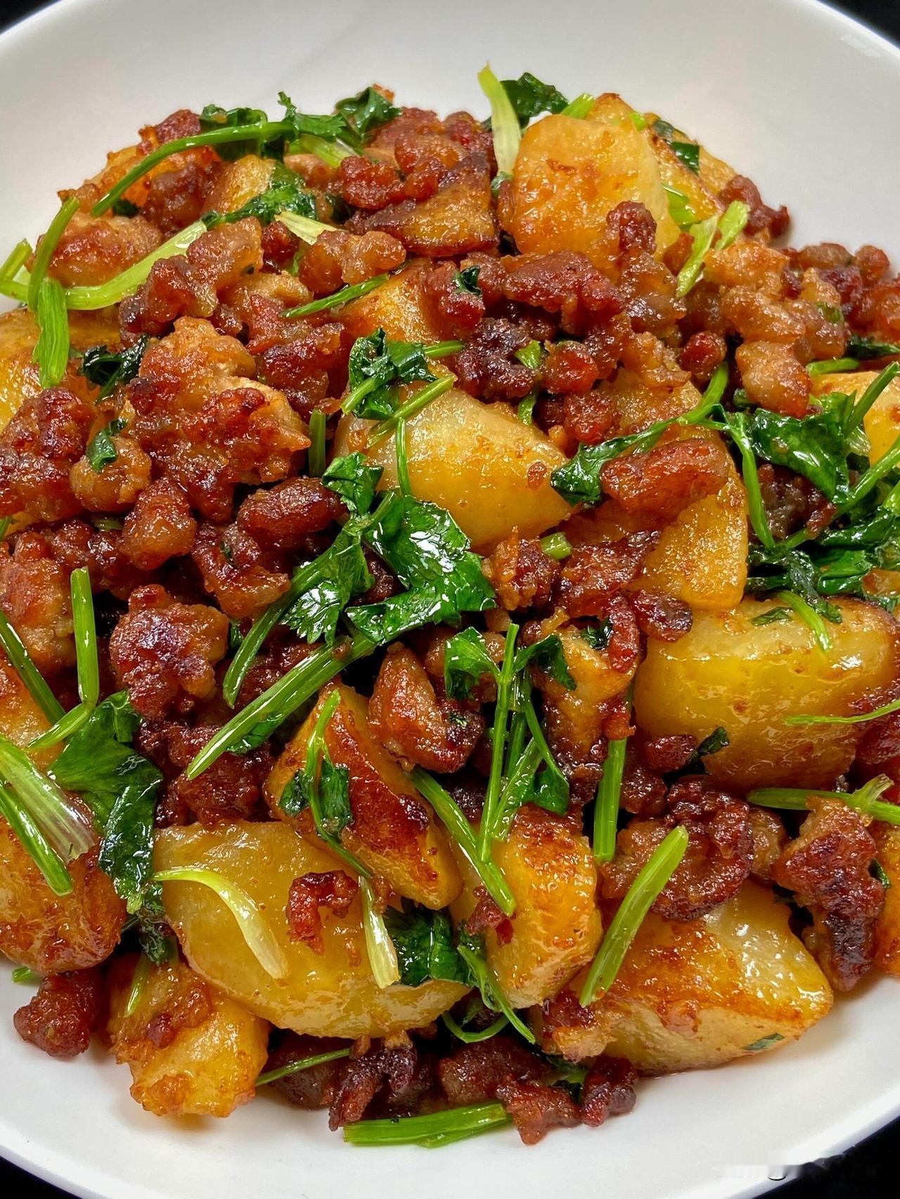 答应我，一定要试试这道香菜土豆肉末！
巨香巨下饭，好吃到停不下来。

土豆煎得外