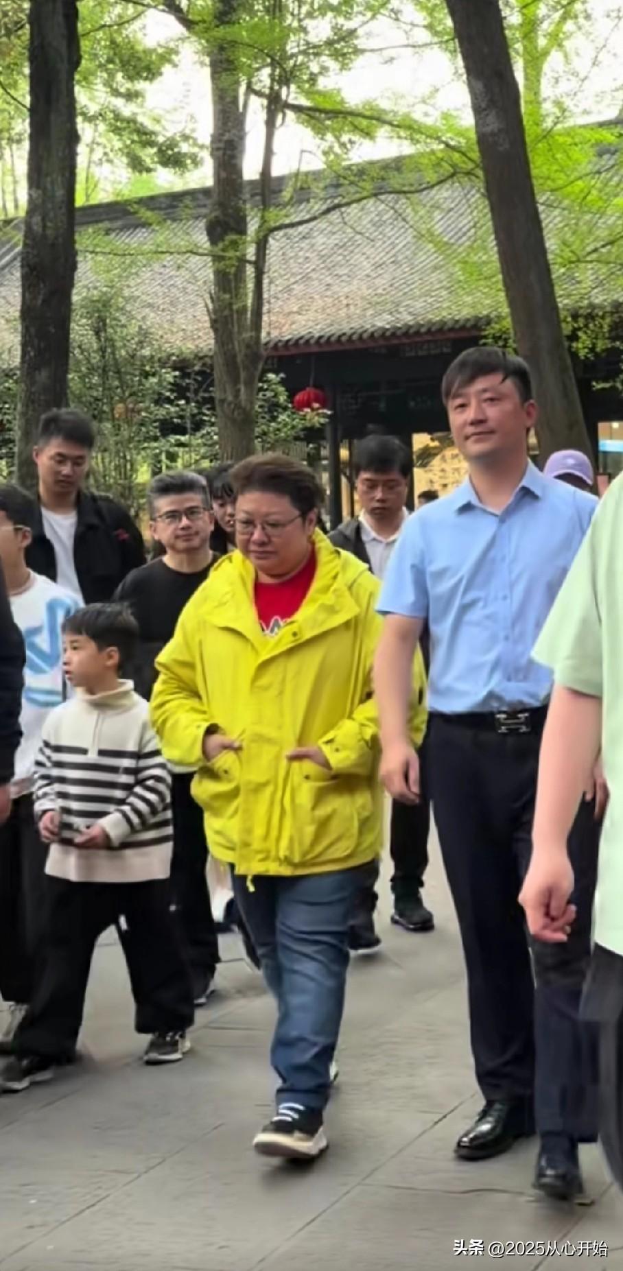 初看，还真的没认出韩红来，她的穿着打扮，行为举止真的太接地气了。

清明时节，韩