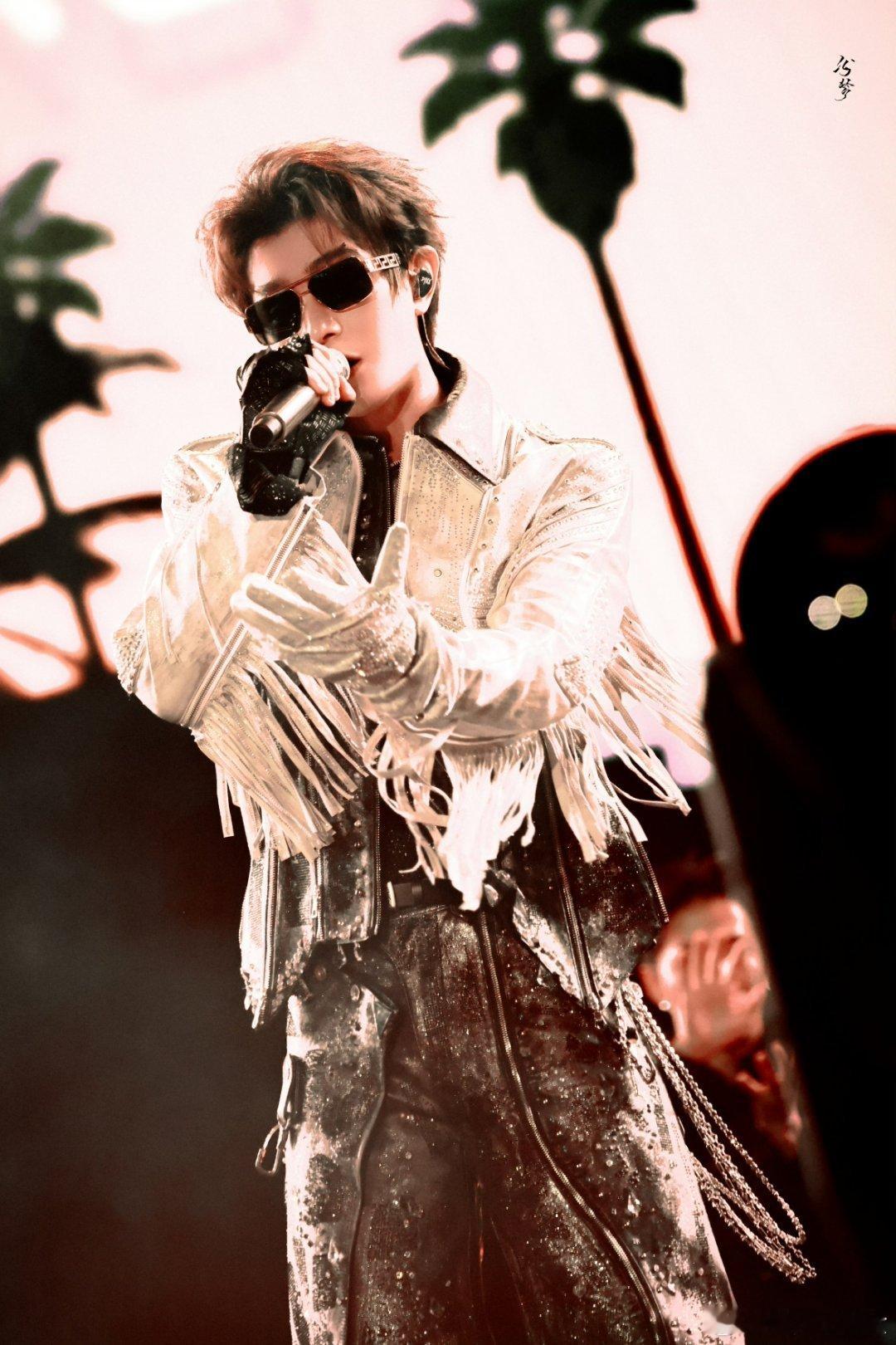 dyx 能看见你漂亮的眉眼弯弯也是我幸福的一种。