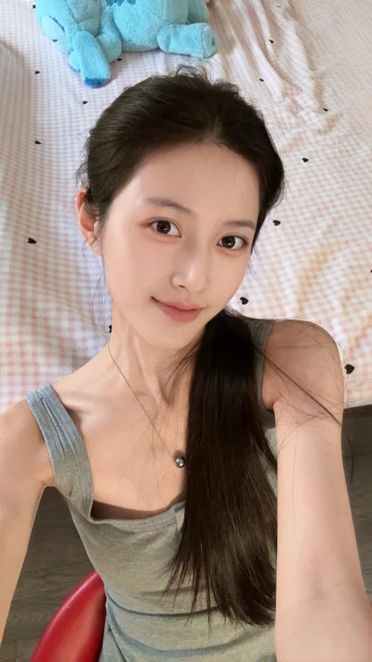 面对镜头的底气 是素颜好气色给的