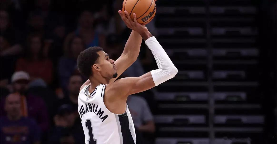 海斯：文班身高7尺5却做着东契奇那种疯狂的事 简直不可思议 ​​​