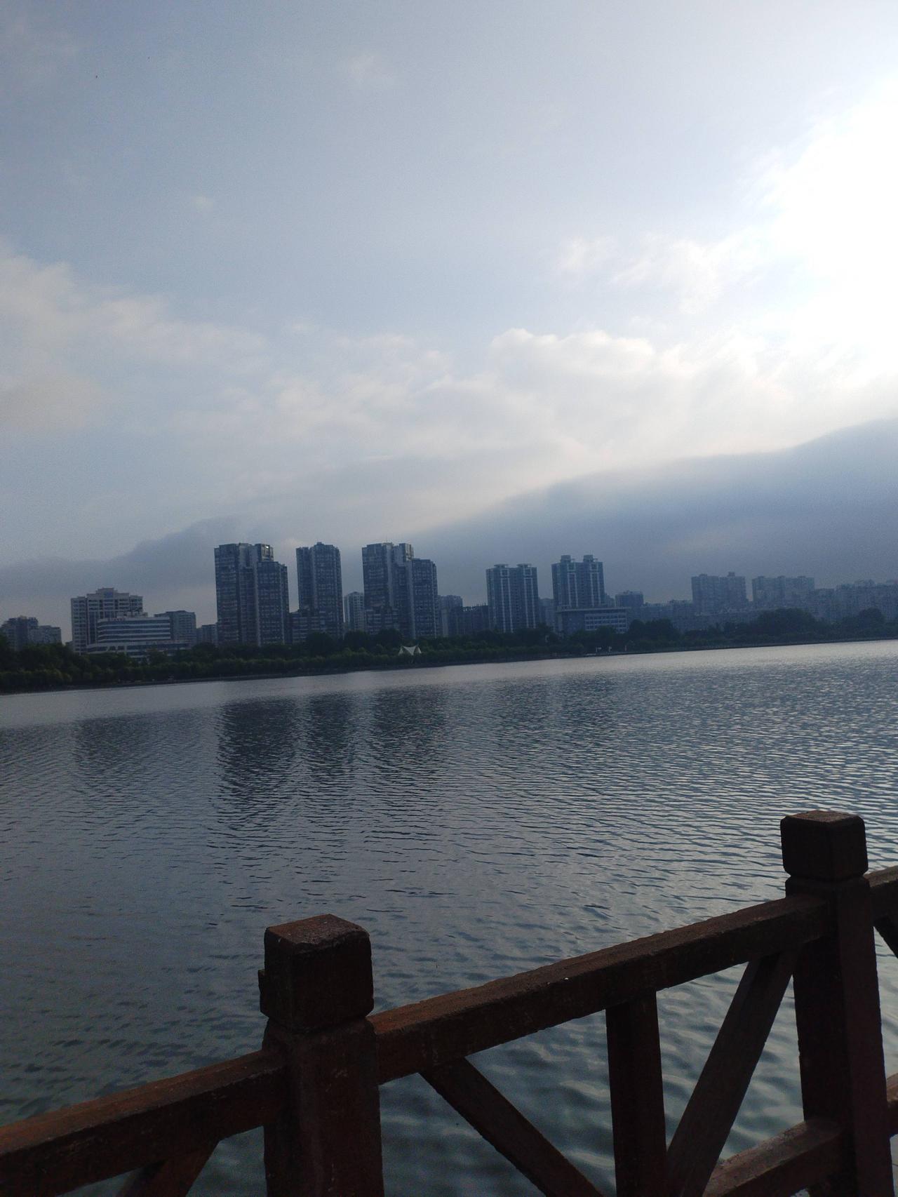 山水行旅意境
  1. 山上路远远近近解析：以“山”对“河”，“路”对“水”，空