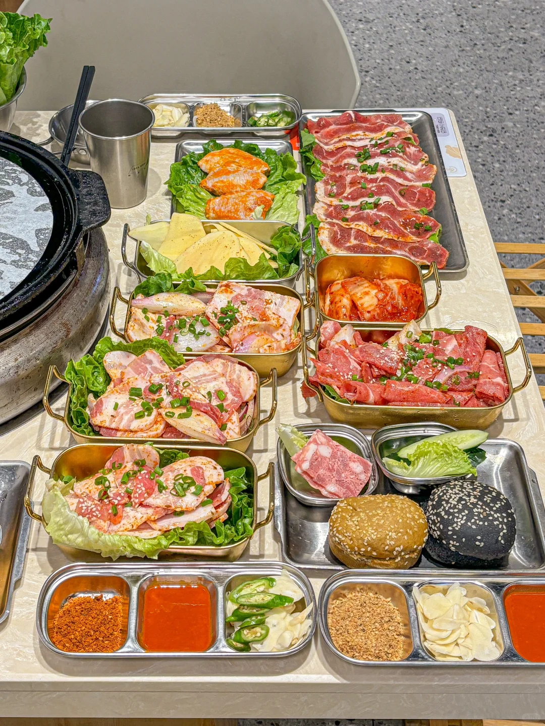 夏天和好朋友一起大口吃烤肉最幸福了
