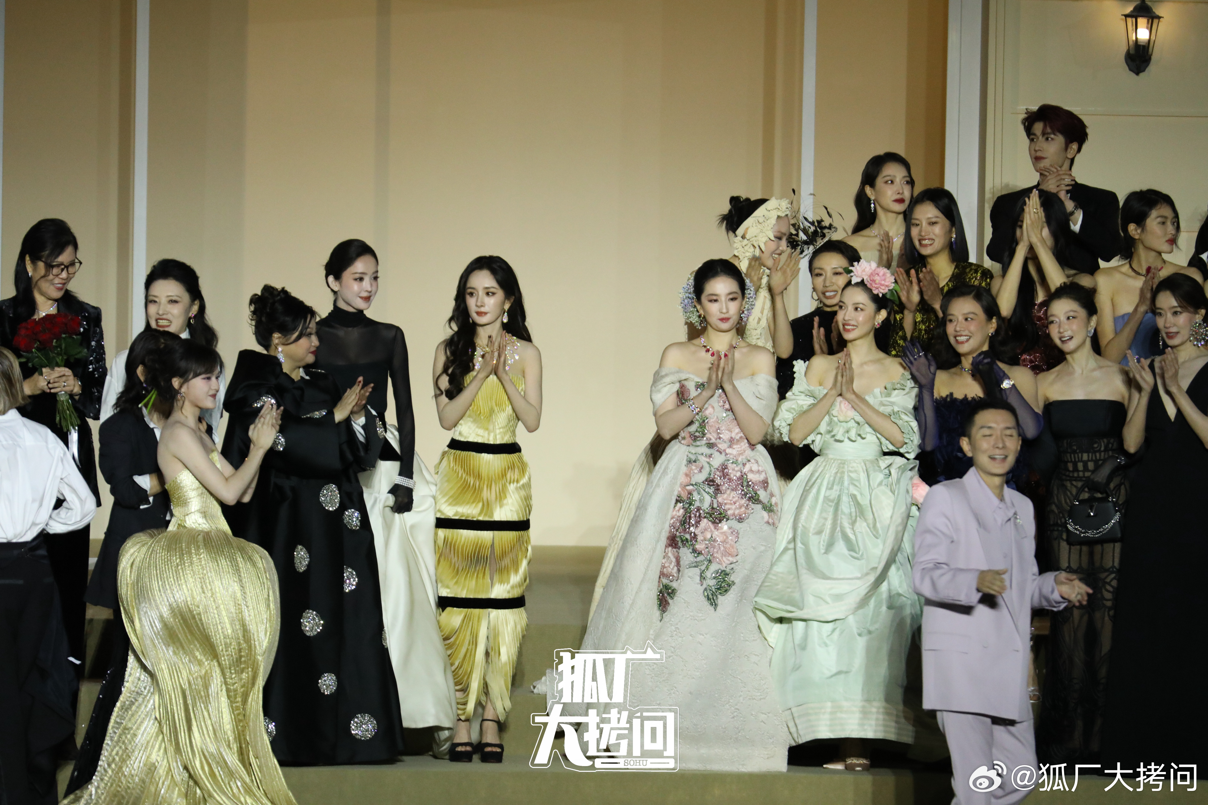 VOGUE大合影本场活动的大合影来了，杨幂美的好突出，人群中第一眼就能锁定住她，