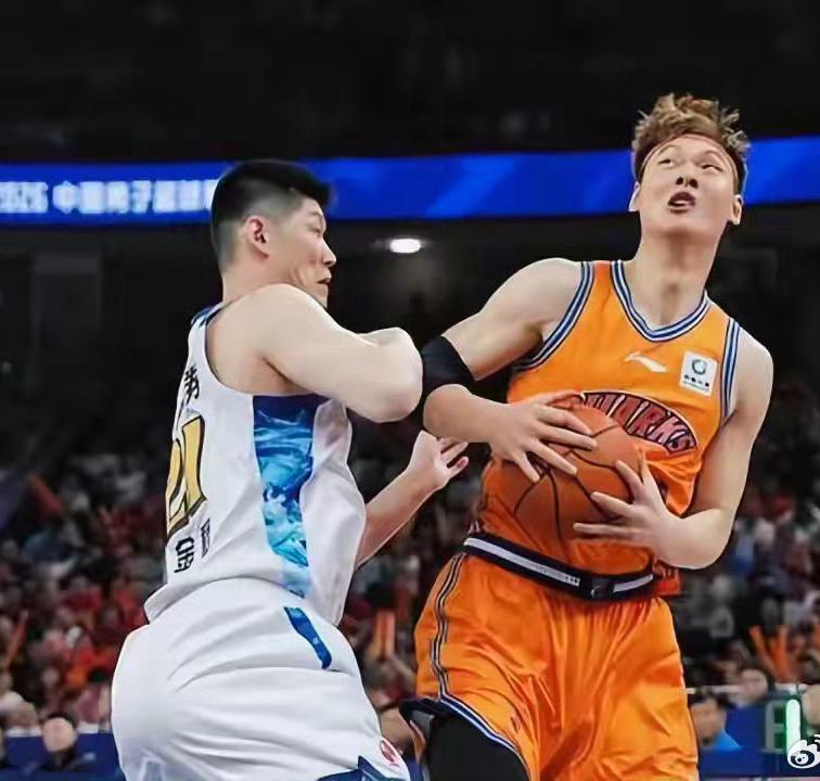 总决赛G5洛夫顿伤愈复出、孙铭徽发烧缺阵，上海久事男篮今晚会迎来冠军之夜吗？
