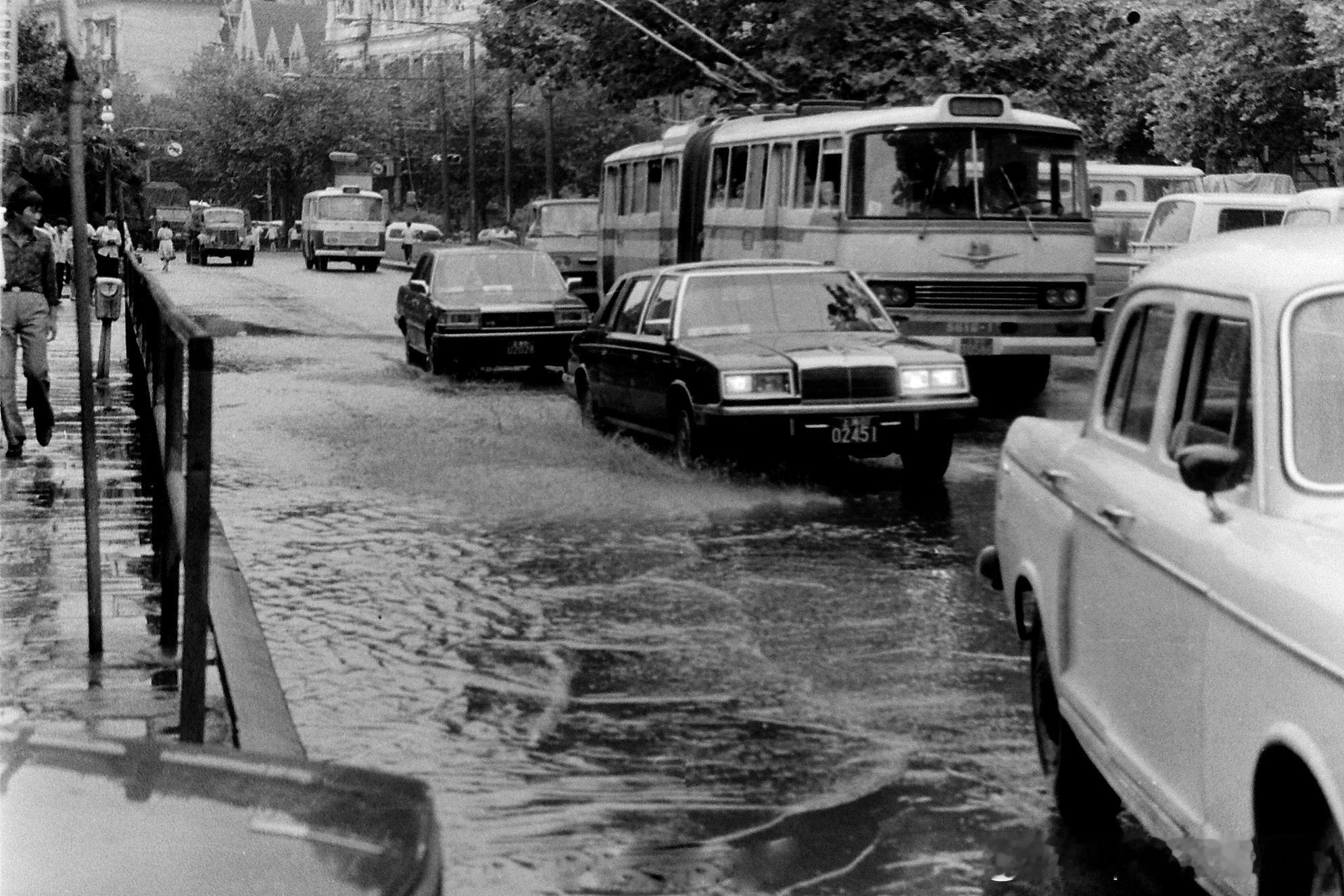 1987年7月11日雨后的上海外滩，谢伟民摄影​​​历史影像 ​​​