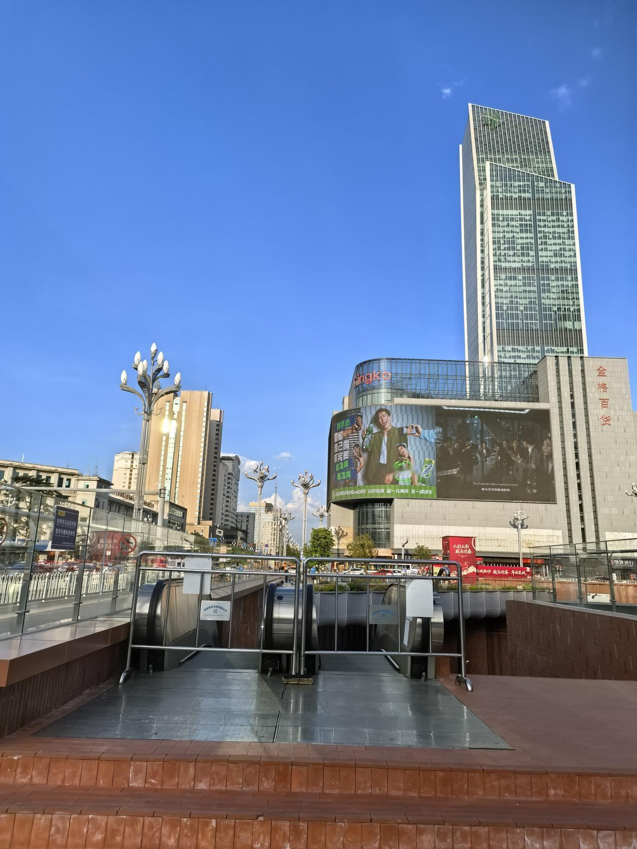 东风广场二三号线的这个换乘站地铁口，挺好的，还建得有步梯与上下电梯。但是现在不知