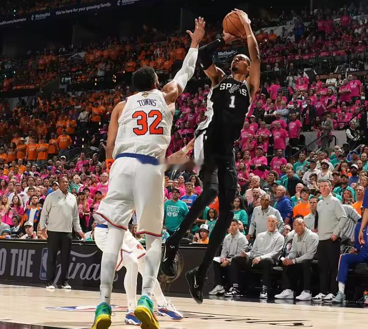 NBA总决赛G4，马刺对阵尼克斯。文班亚马首节状态火热，拿到13分带队占据主动，
