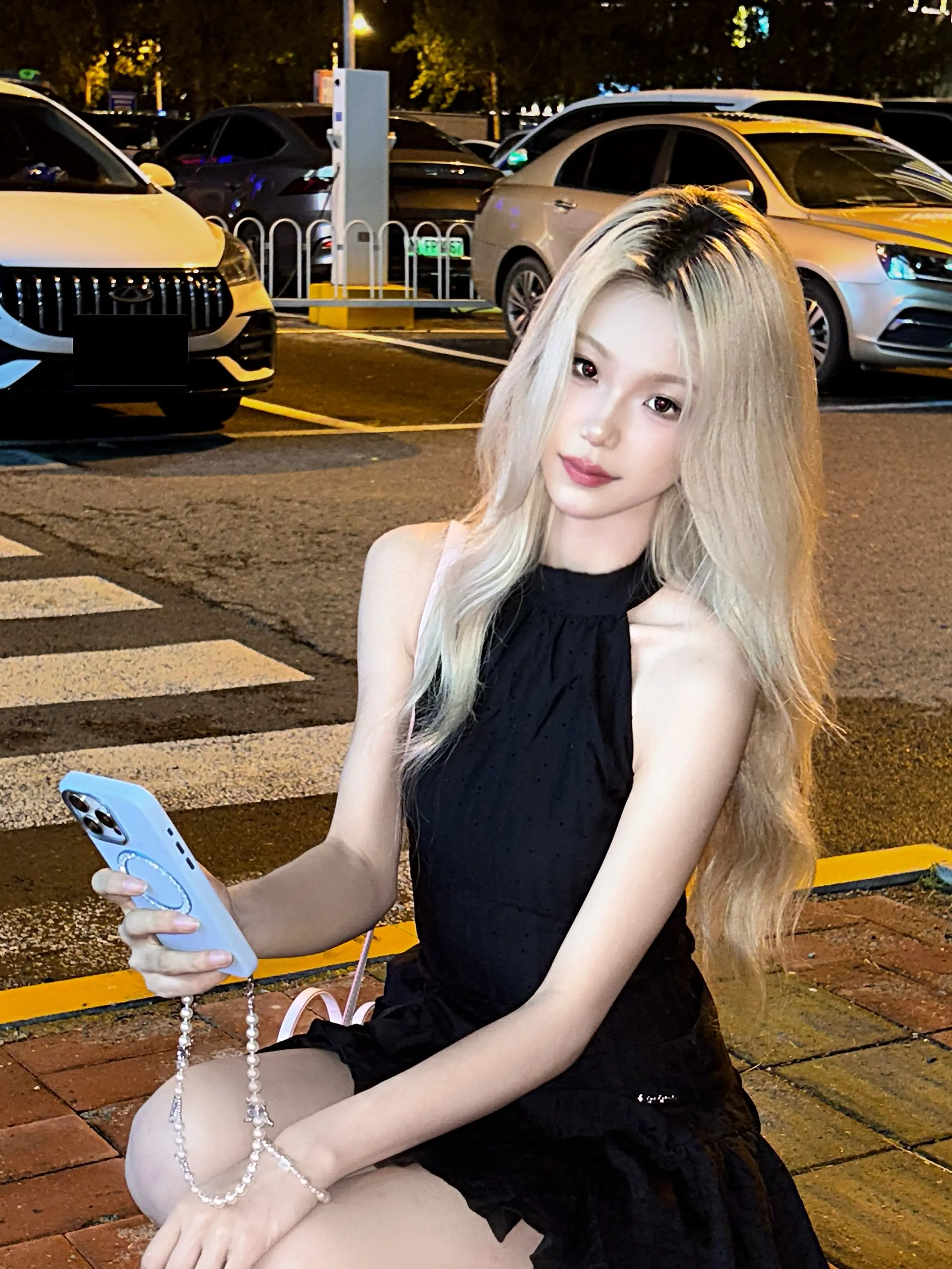 我气血虚 总喜欢蹲在地上 在街边 在室内 我希望有一天又蹲下 抬头看见...