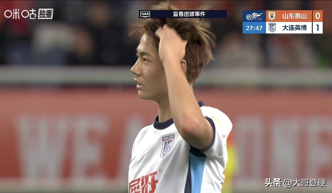 又是毛伟杰！水银泻地一条龙！这个抢断+传球+前插打门，绝对是教科书式的助攻型边后