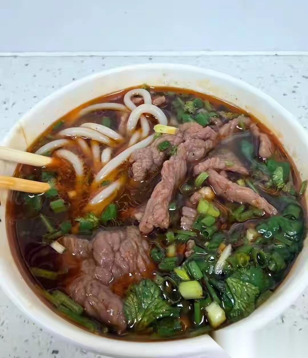 我敢说，央视里，最幸福的就是撒贝宁了。看看他这个五一忙的。妻子那边的娘家人来中国