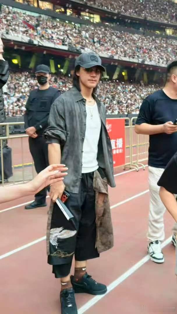 镜头怼到脸上都不怕的生图王者又多了一位。此沙在谢霆锋演唱会上的状态，清爽到像是刚