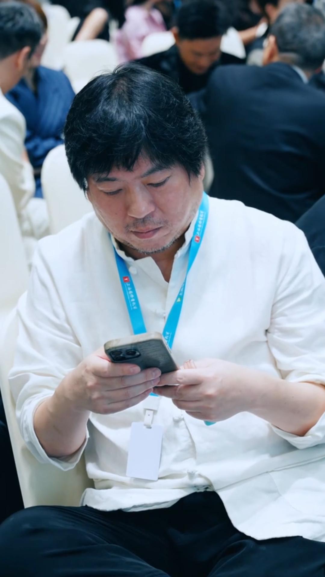 曾经短视频领域的顶流，
高晓松应该算是短视频的鼻祖吧，
还记得最早看他的视频还是