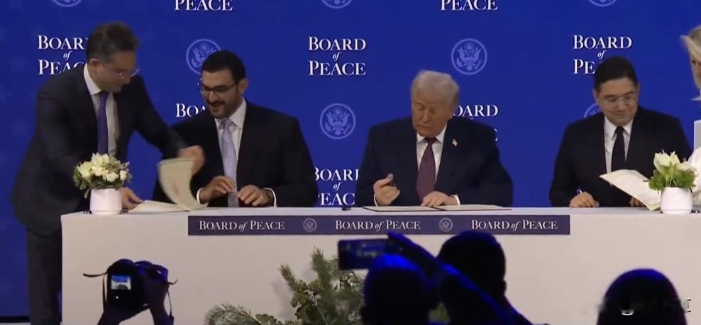 美国白宫宣布“和平理事会”正式成立

特朗普在签署新组织的章程后宣布，他将担任“