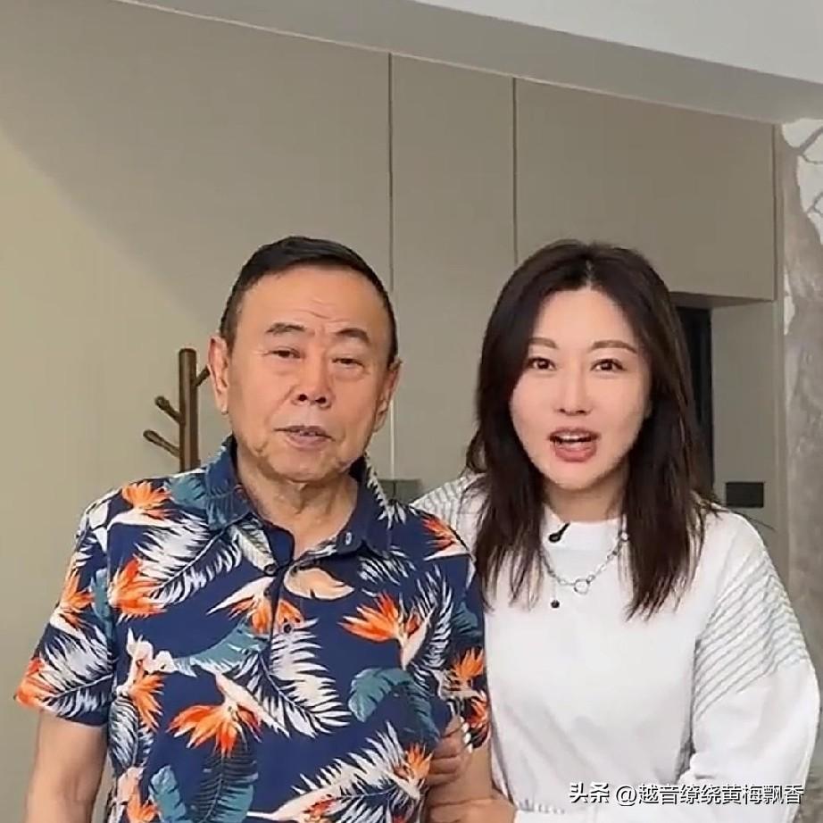 潘阳和老爸潘长江在家无所事事，这调皮孩子竟琢磨着怎么祸祸老爸。她跑到废品收购站，