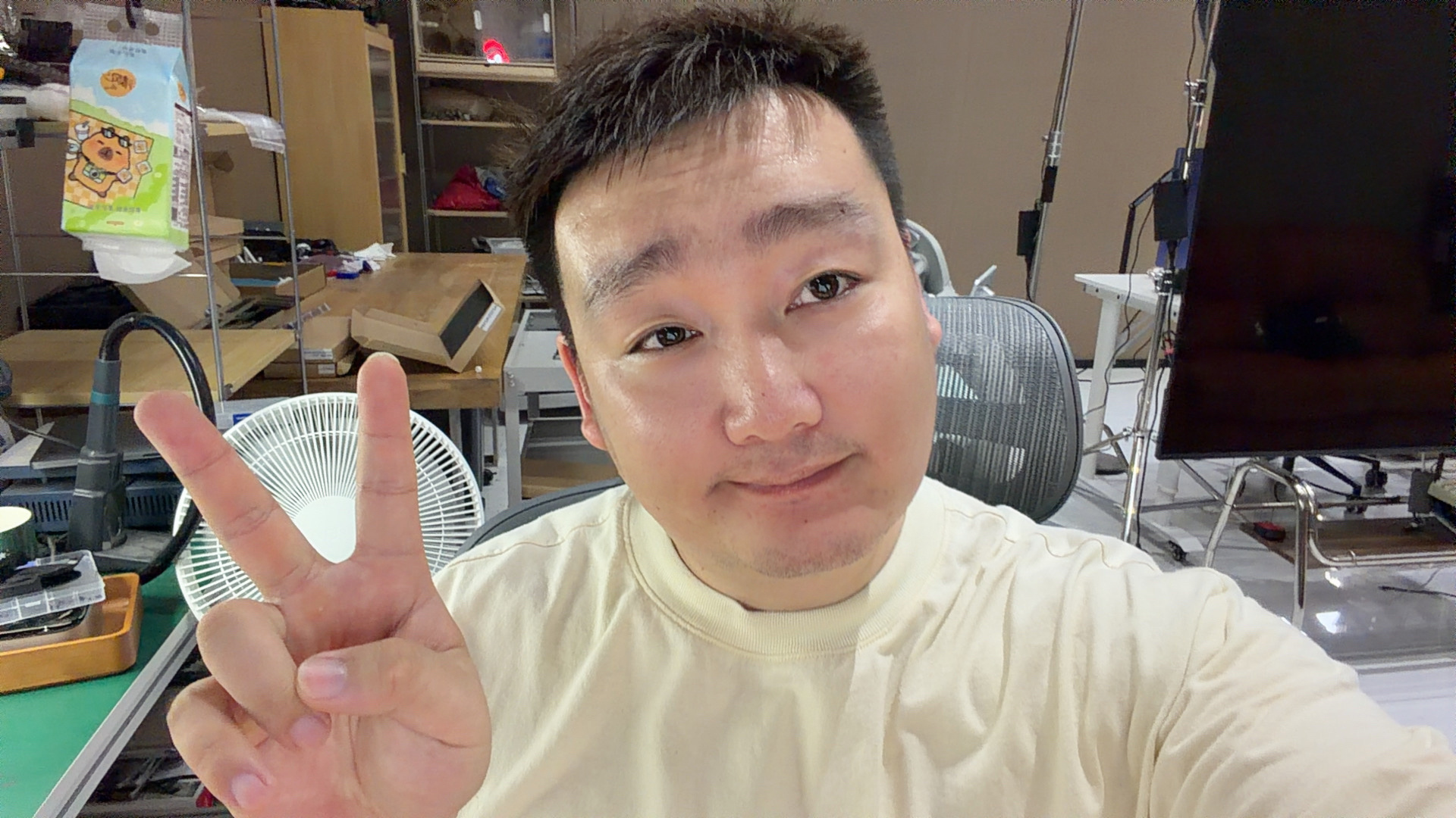 忙到现在第二顿饭，把公司报废的配件屏幕卖卖，换点公司日常开支用度的钱。公司现在开