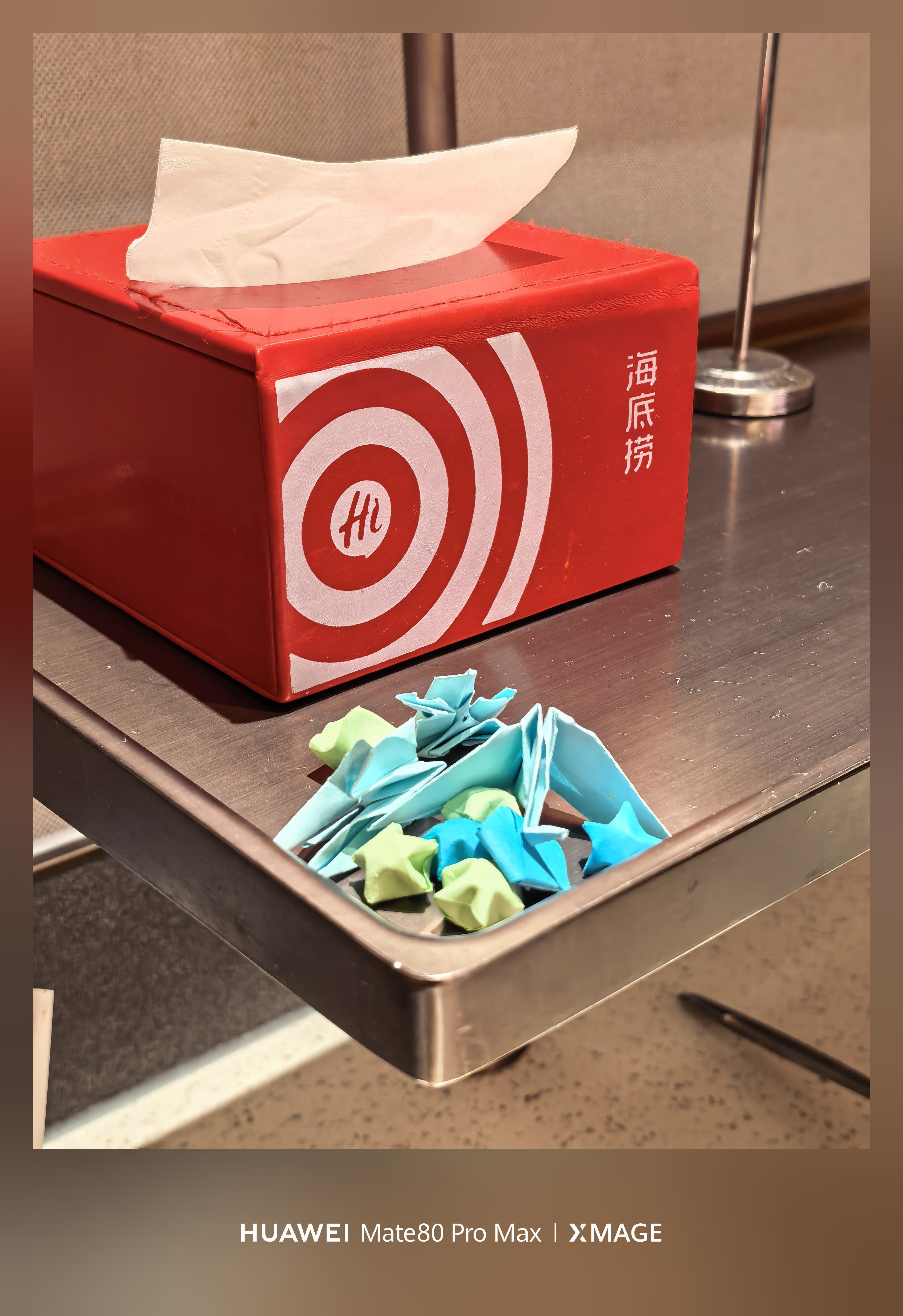 原来在海底捞吃饭，人多排队的时候，折小星星，千纸鹤能抵钱。然后我估计说我折了好多