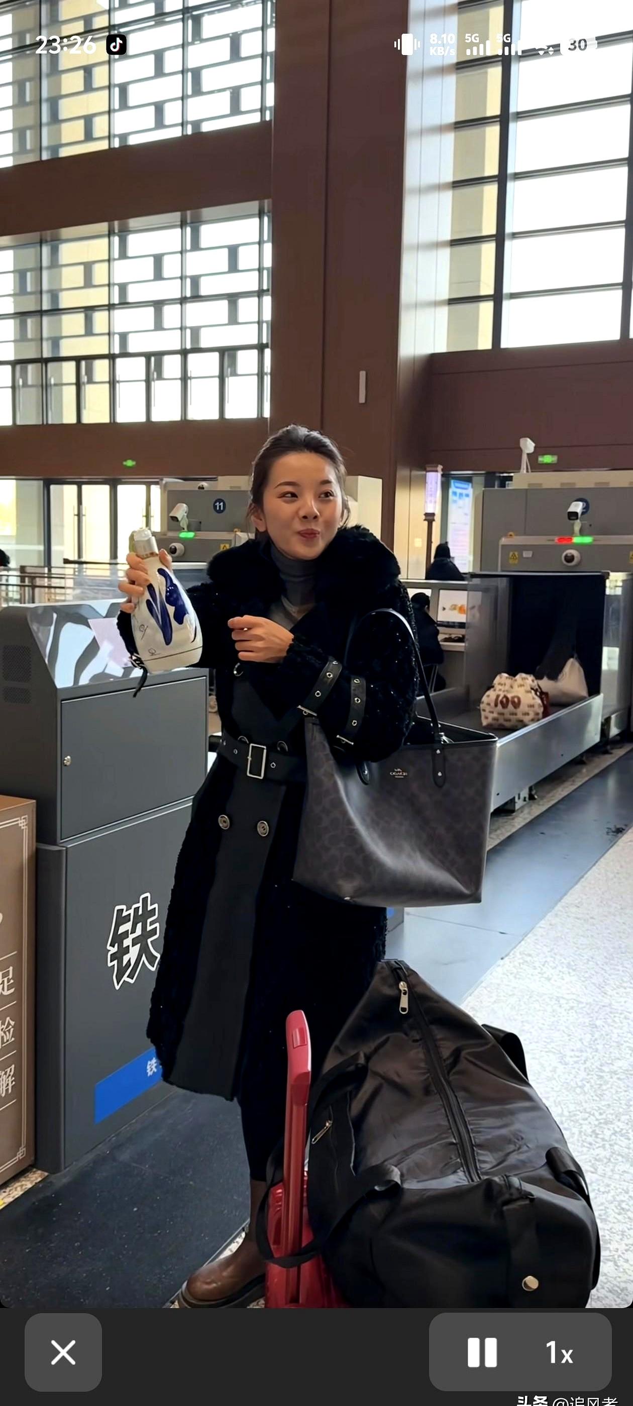 一瓶白酒超标不让上车，你猜这位姐会咋处理？
高铁站最近又出新鲜事儿了，一位大姐拎