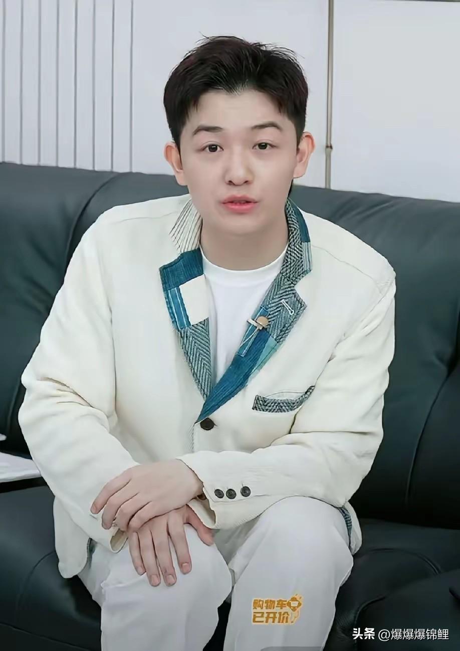 看董董直播卖货真是乐呵，有个粉丝太逗了，张嘴就问芝华士沙发能不能“用一辈子”。