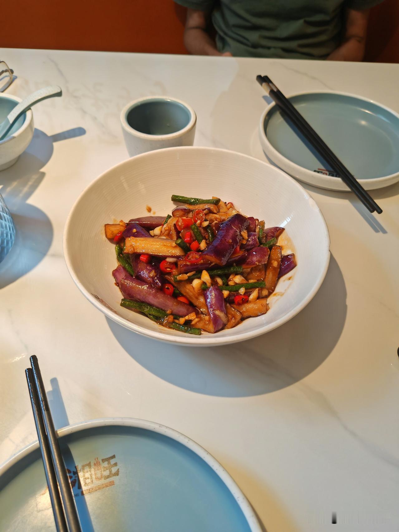 我和先生的午饭
早晨吃了两个粽子
又把在午夜活动没包好的粽子
看着视频
重新包