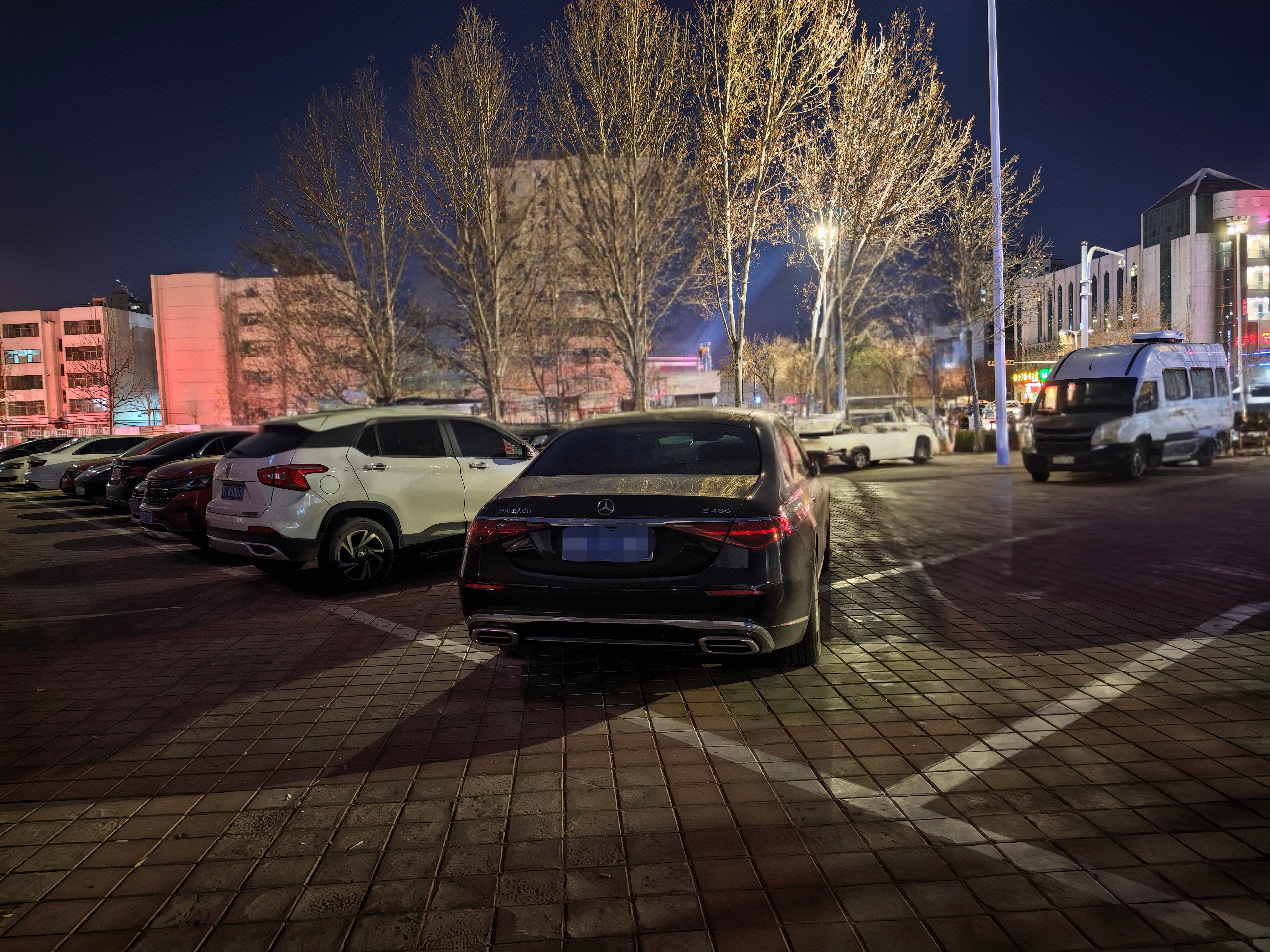 这个车停的，比较符合个别暴发户迈巴赫车主的一贯形象，一点素质没有…