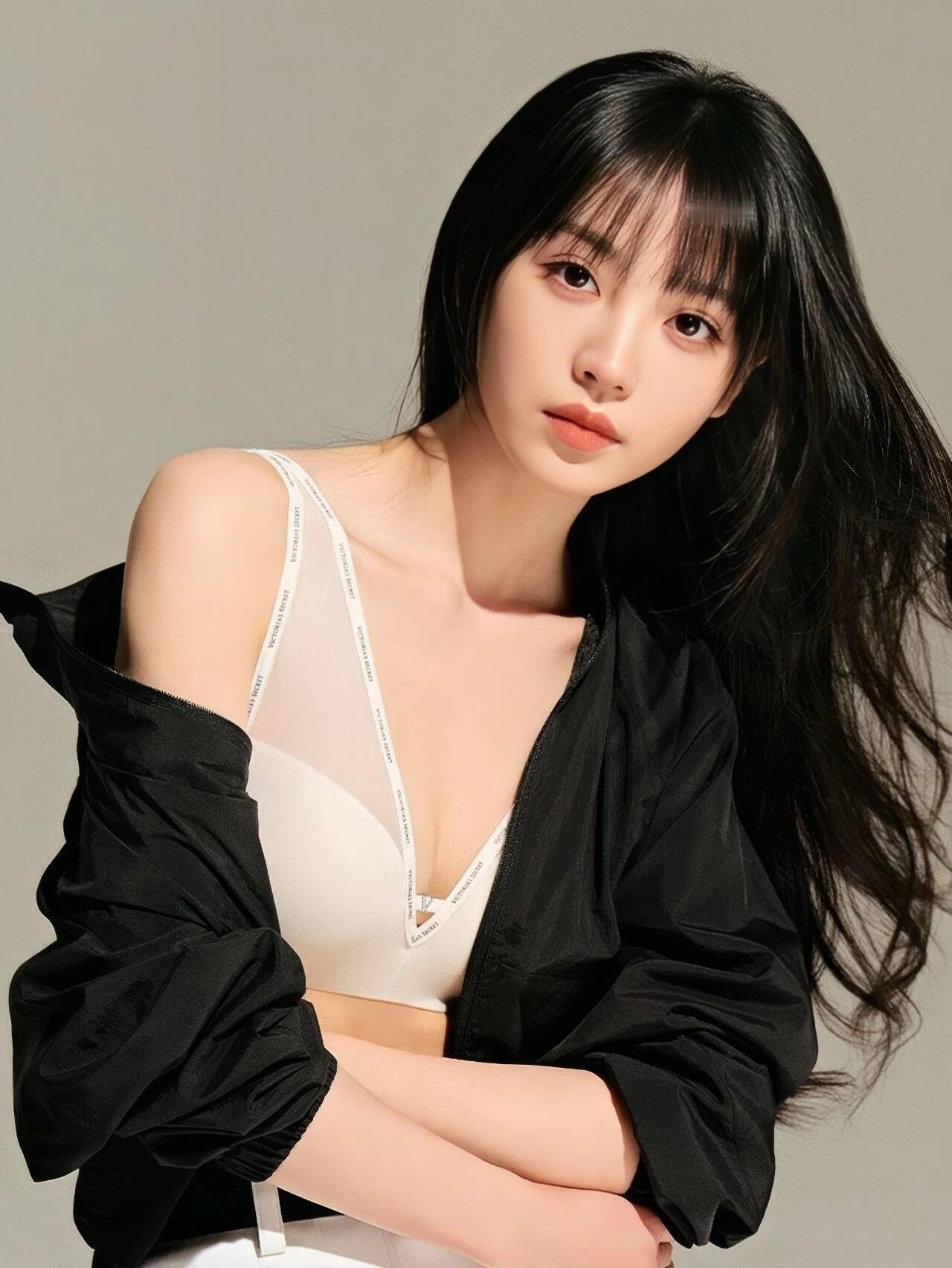田曦薇内衣穿搭，甜妹少女的反差感 ​​​