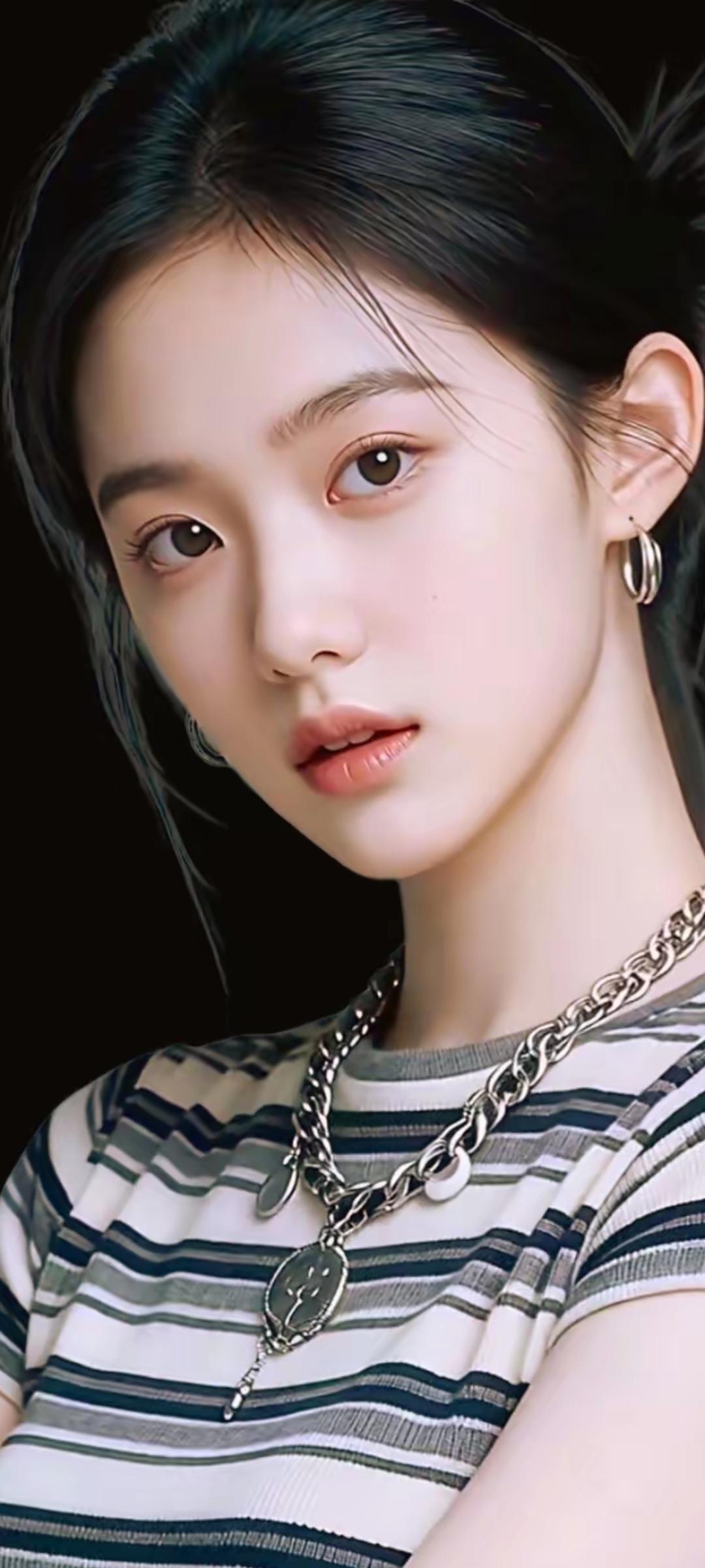 优雅黑发少女，时尚条纹T恤，精致项链点缀，气质满分！💖✨