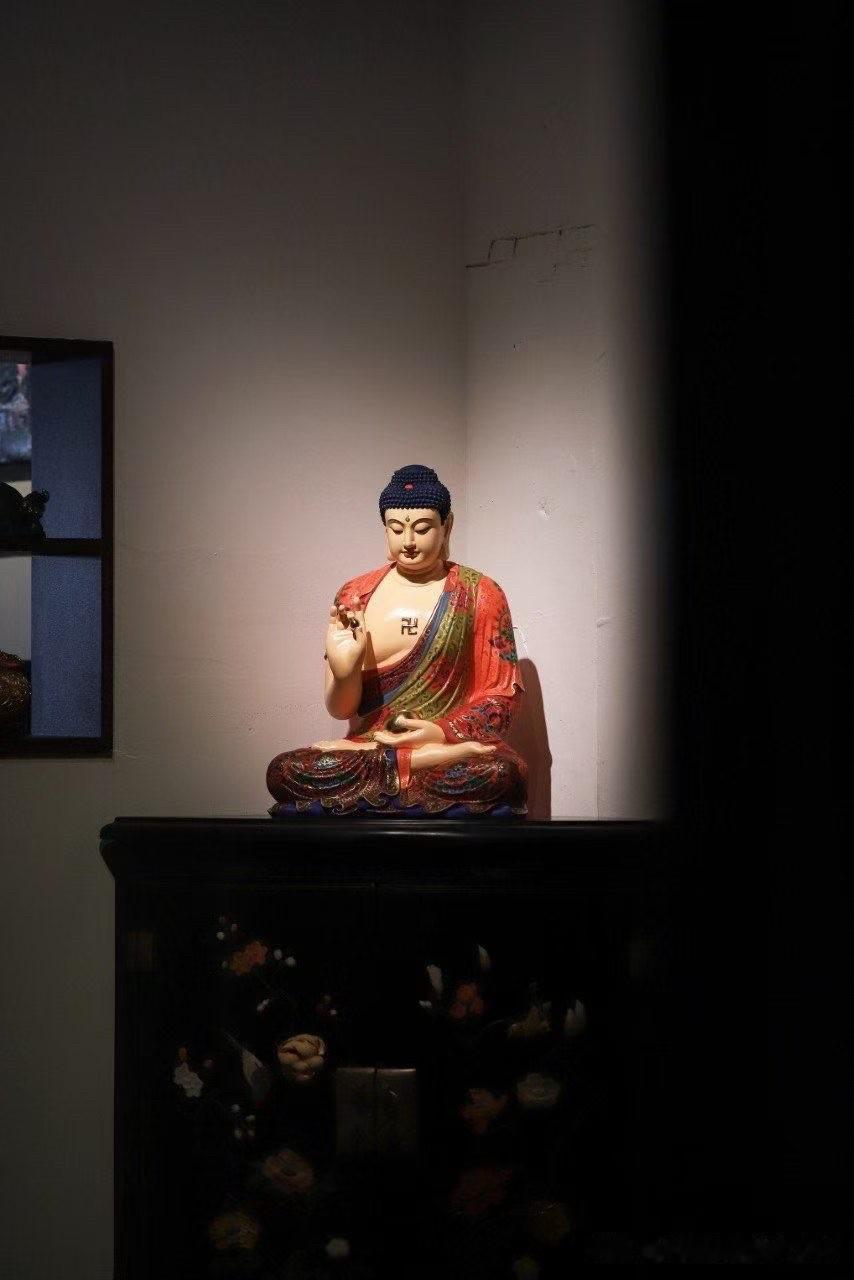 木有温度，彩有古韵。

香樟木天然纹理沉稳厚实，彩绘层层点染，金彩与朱翠相映，令