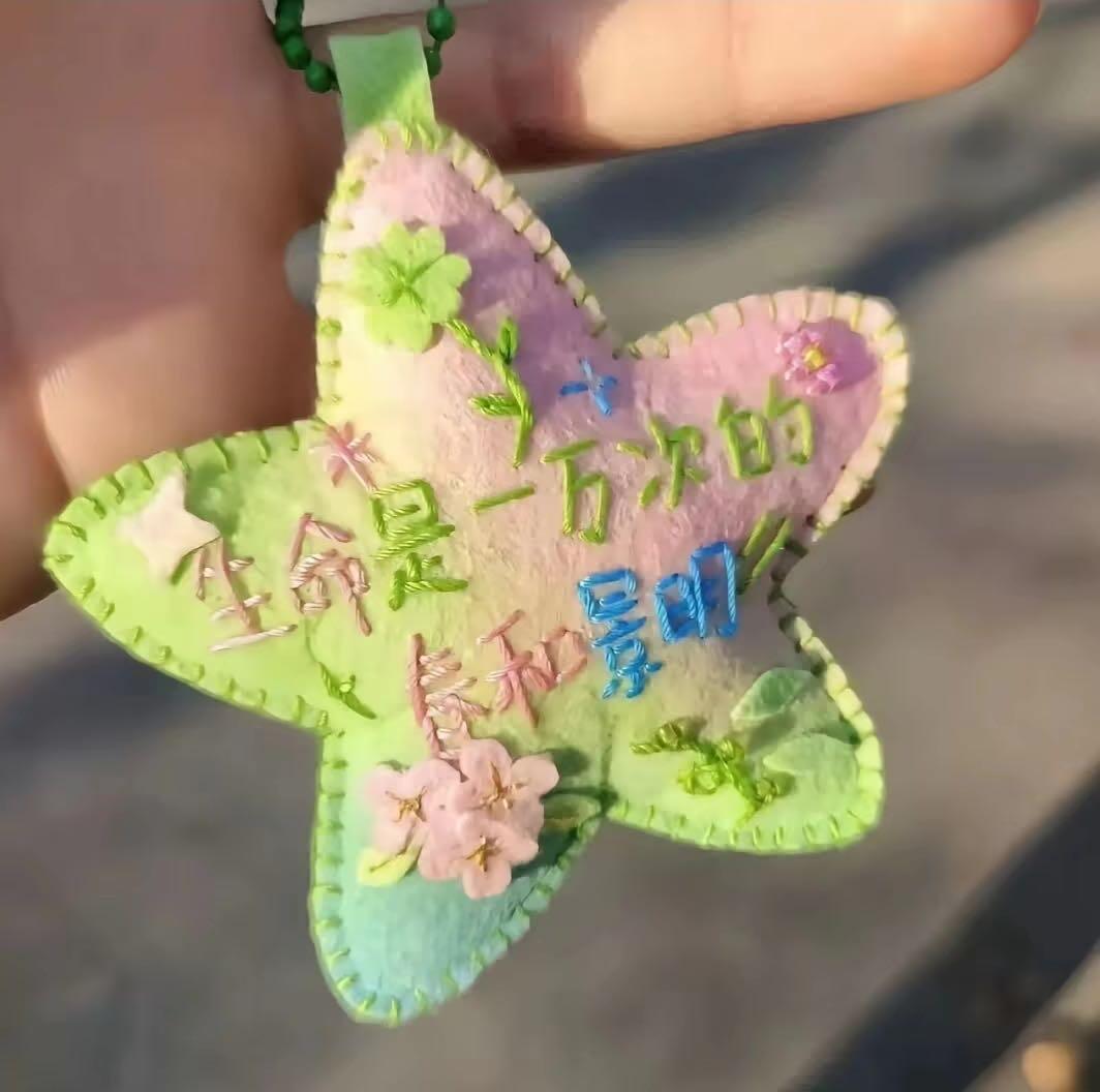 𝙒𝙚𝘾𝙝𝙖𝙩 / 女头➕背景图🍧 生活就该有些阳光，有点自由，还有