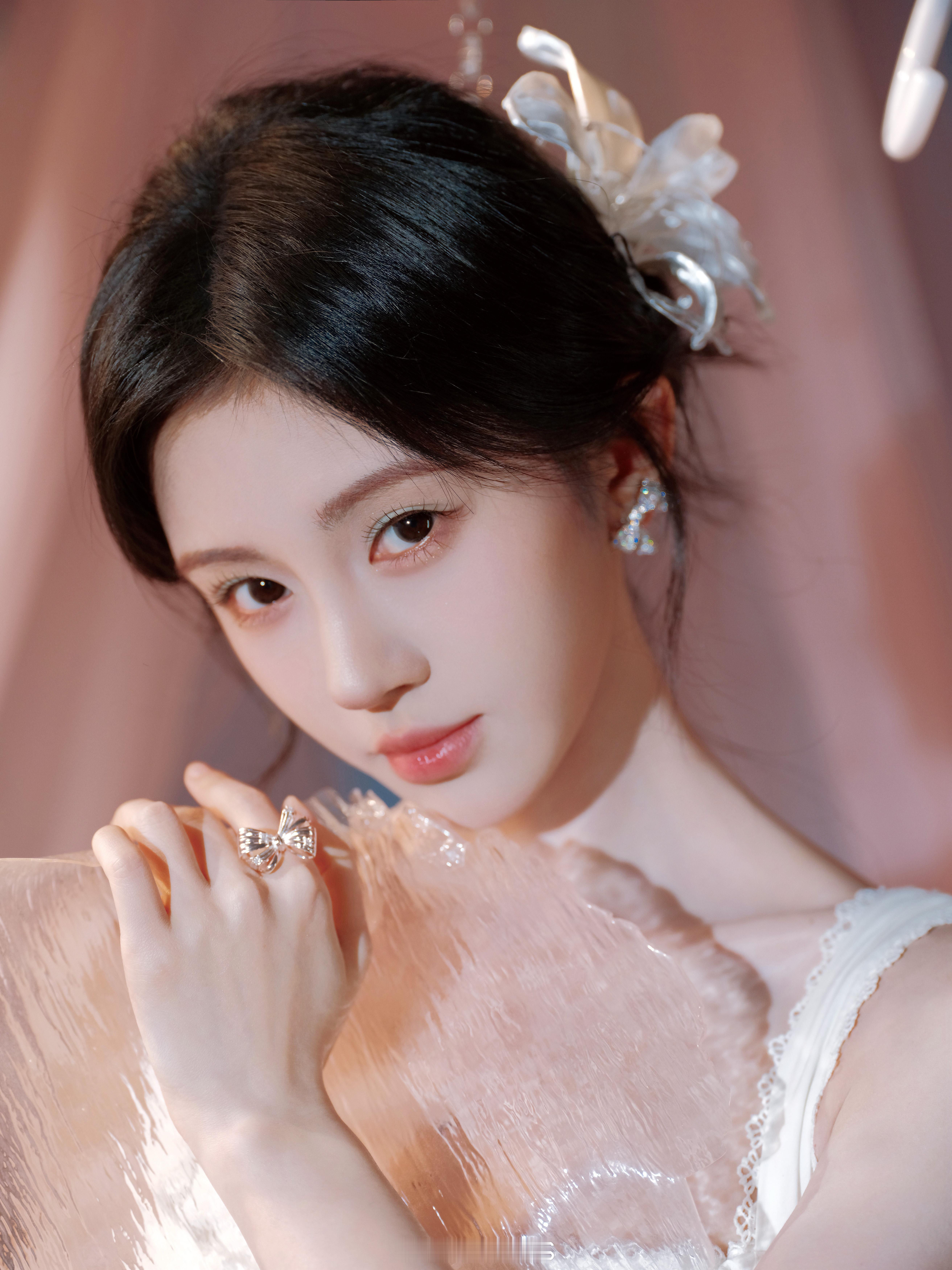 鞠婧祎白色花边裙造型真的超美呀！同时也期待鞠婧祎新剧来战呀！[yeah]鞠婧祎知