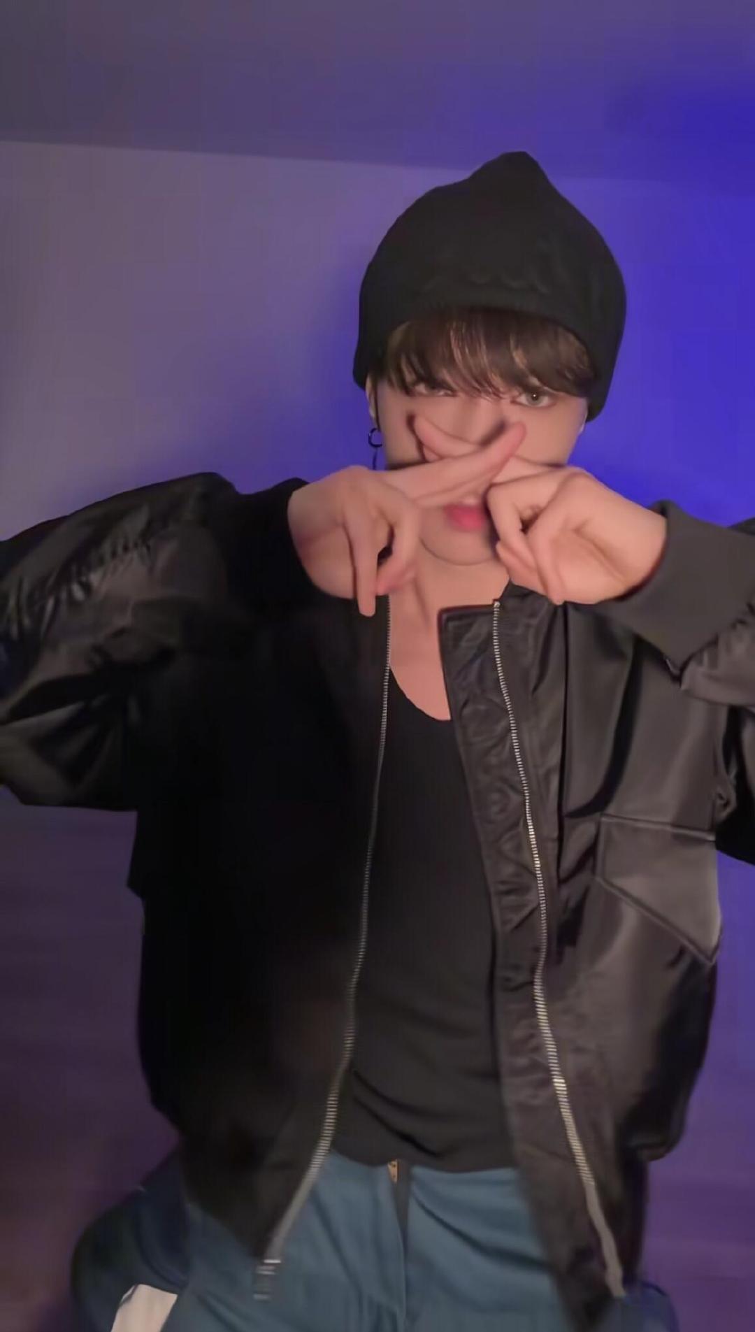 救命！张艺兴工作室的 BGM 是《爱出发》，EXO 和 TFBOYS 的梦幻同框