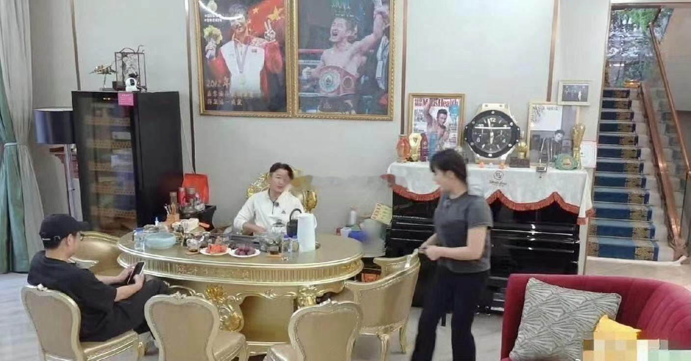 邹市明和冉莹颖的家，这看起来像是要破产的家吗？感觉这夫妻俩有“何不食肉糜？”的体