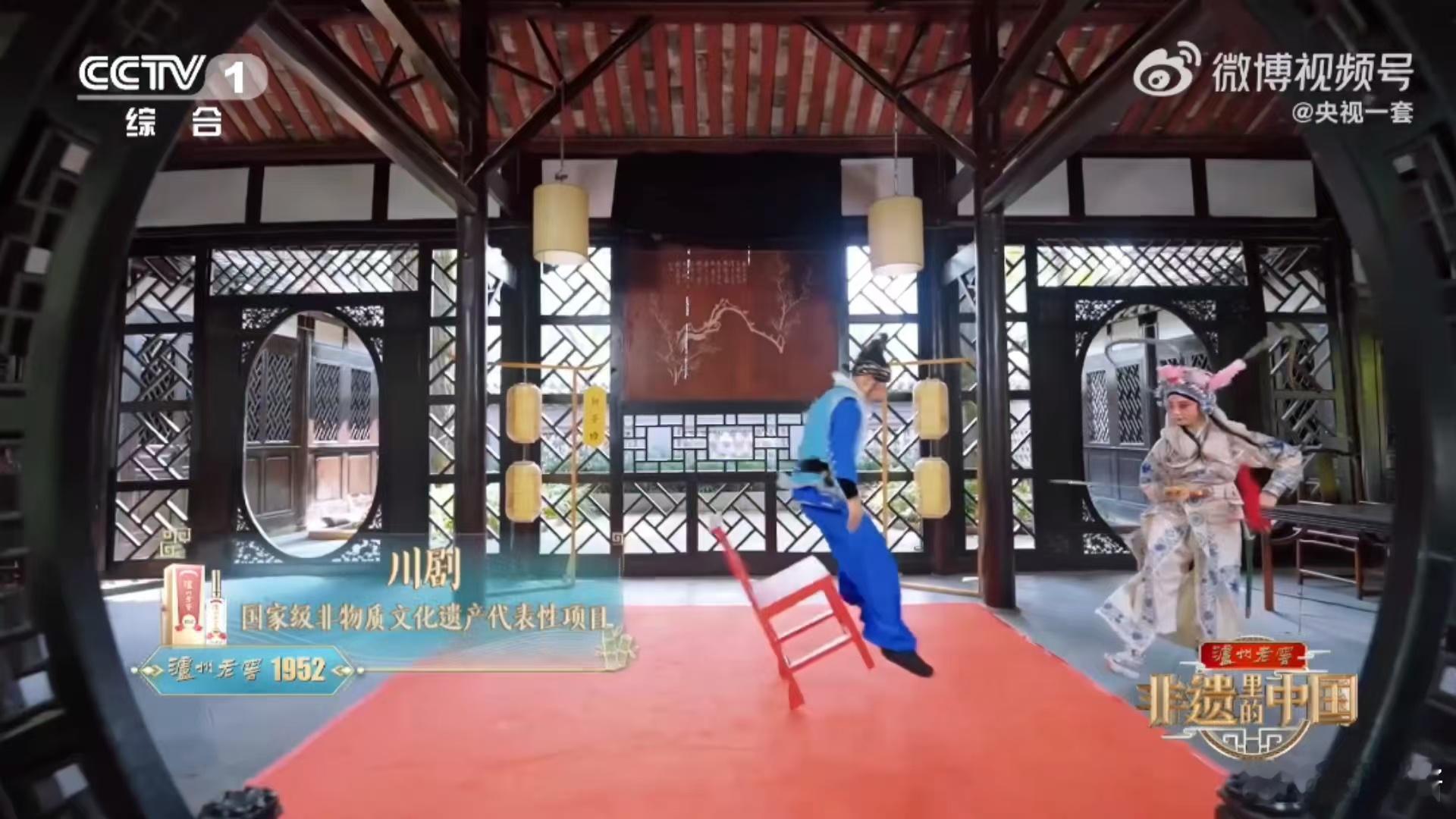 #川剧绝技不只有变脸# 川剧，艺术瑰宝。除了变脸这一广为人知的绝技，椅子功、耍灯