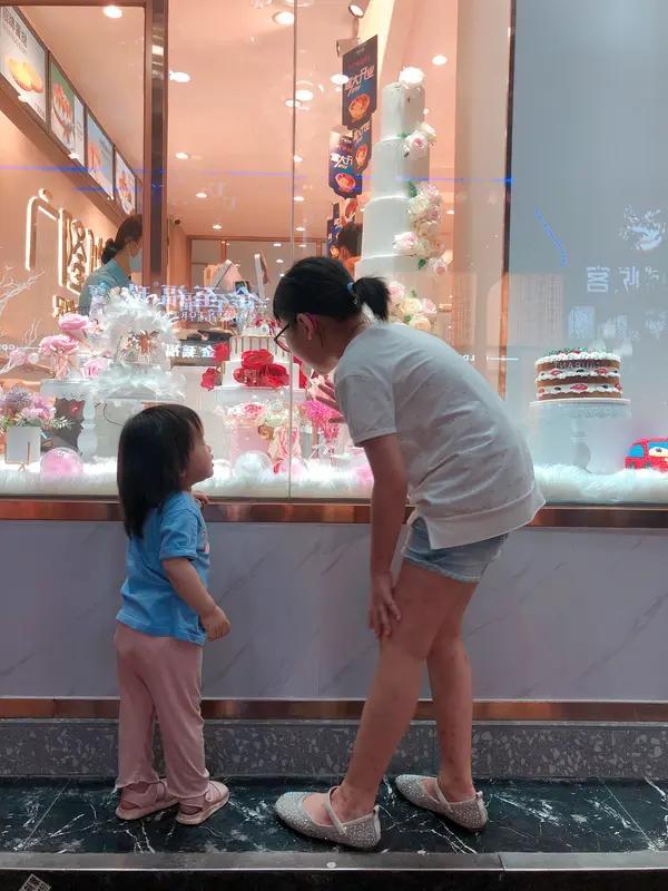 家里有个勤快又爱唠叨的闺女，这日子别提多热闹了。就像网友说的，有的话痨女儿能把闷