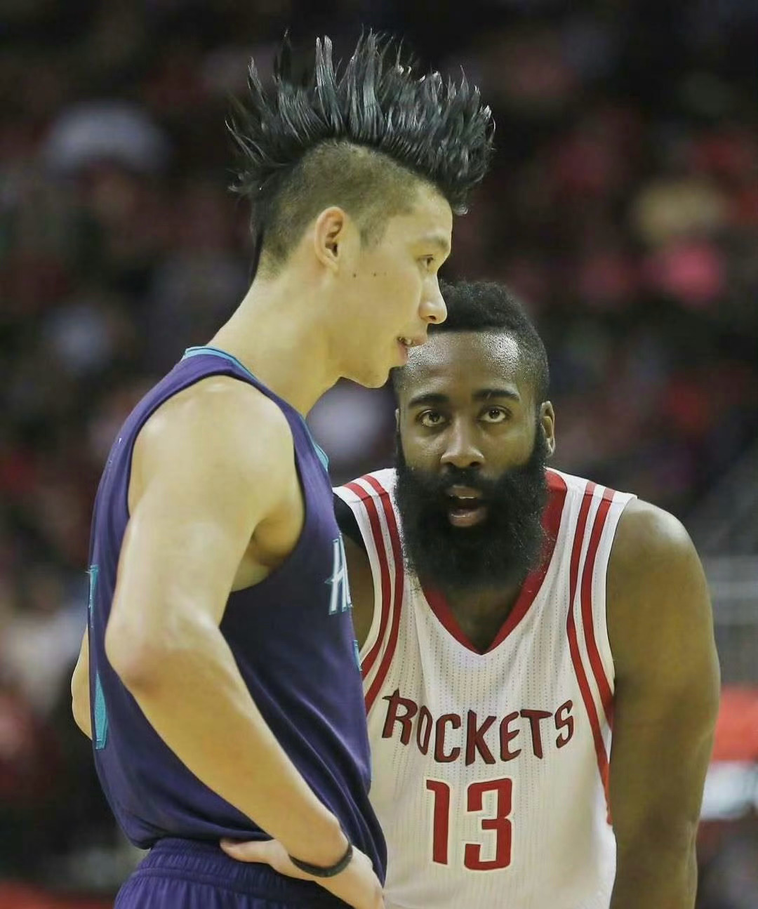 林书豪晒照并配文表示：想念这发型，但也真的夸张！