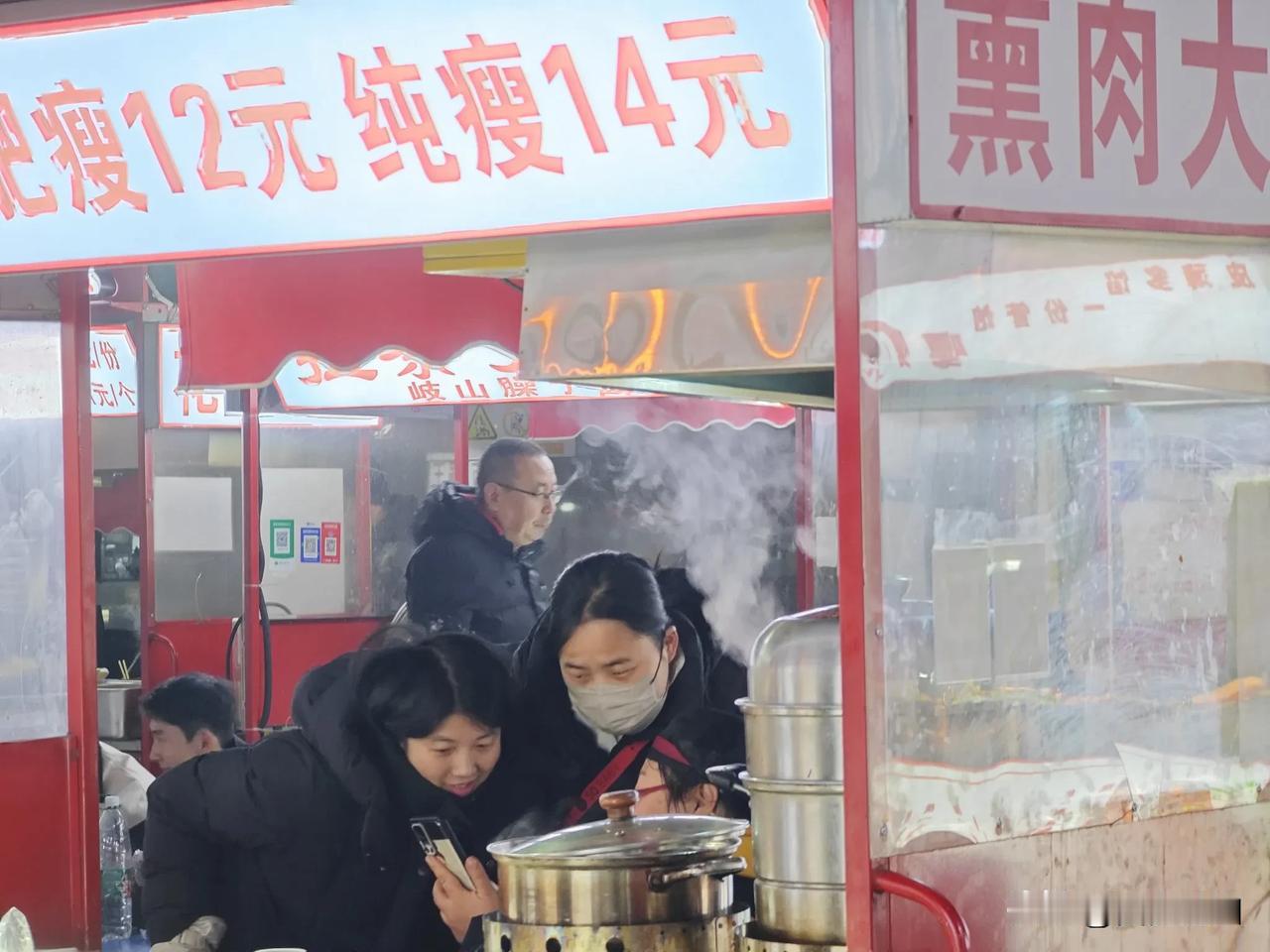 西安东郊田王最大的夜市，特色美食应有尽有，人山人海，你来过吗？陕西西安美食街 逛