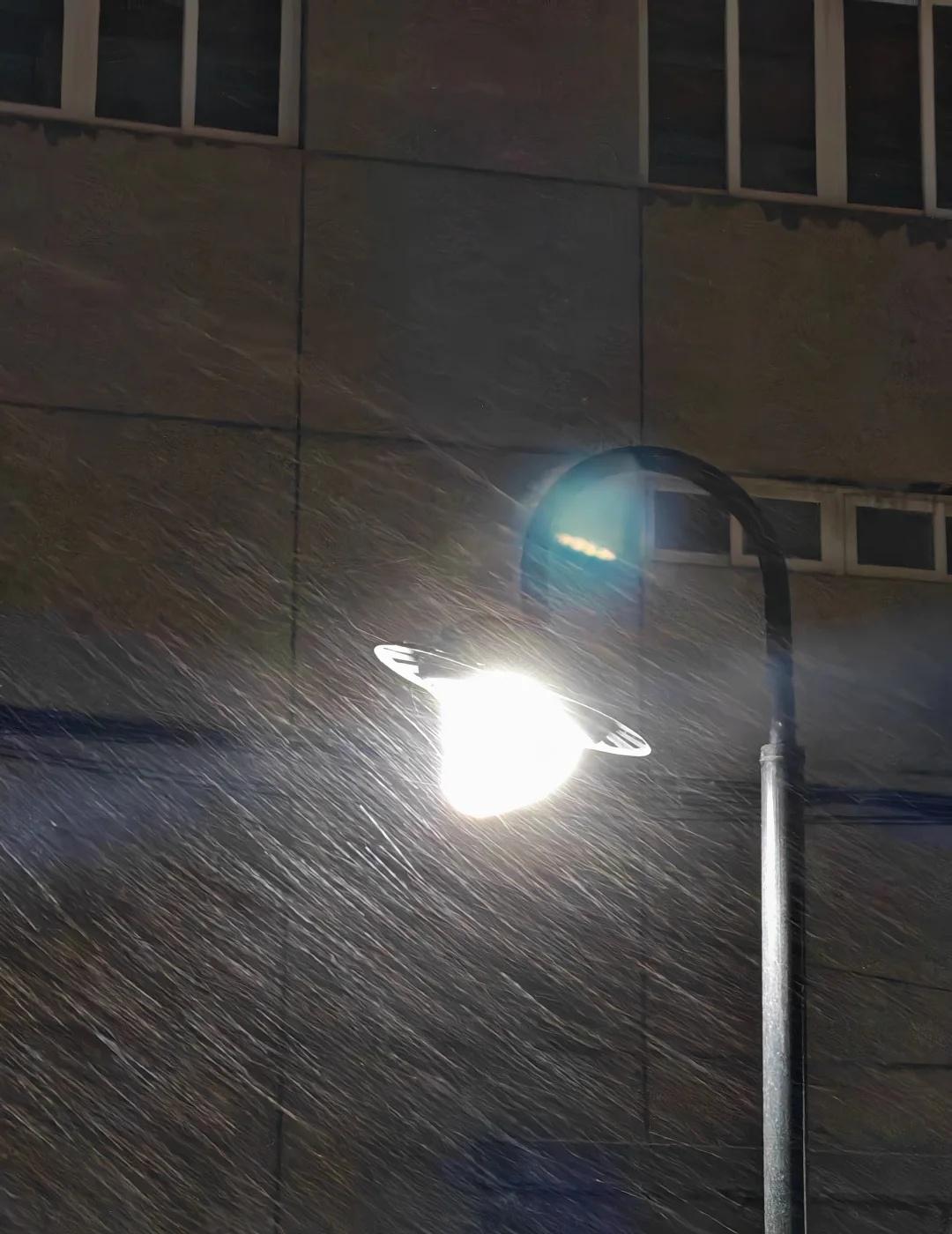 兰州现在的雪大到像下暴雨一样
兰州 雪 一觉醒来我的城市下雪了