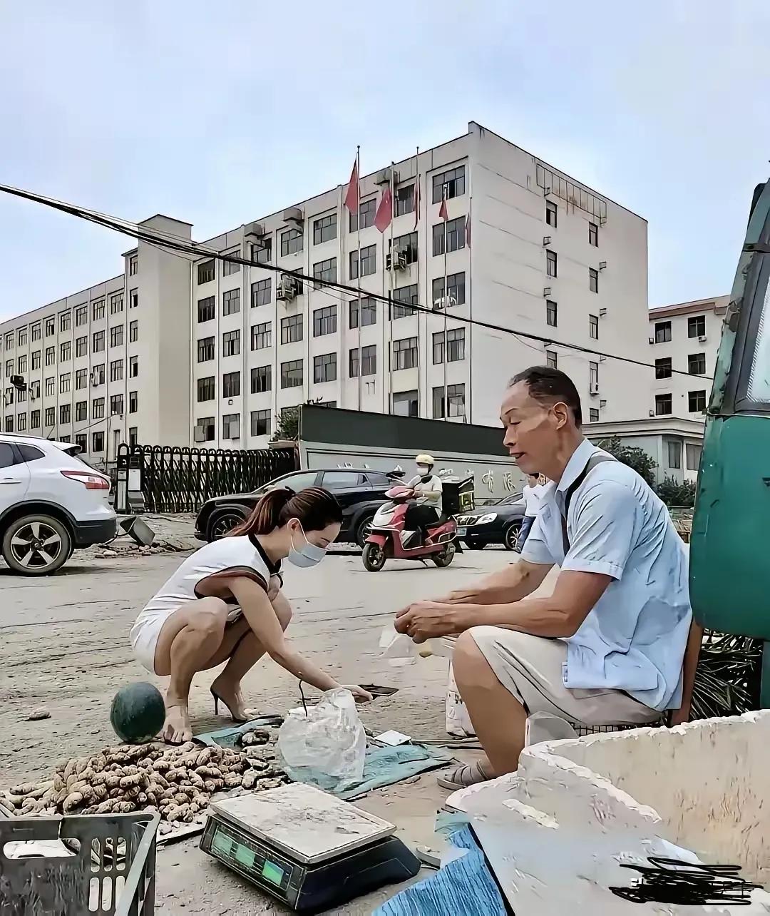 老大爷：我摆摊卖菜半生，阅人无数，钱该收的还是要收。
有朋友去街里卖菜，一个大姐