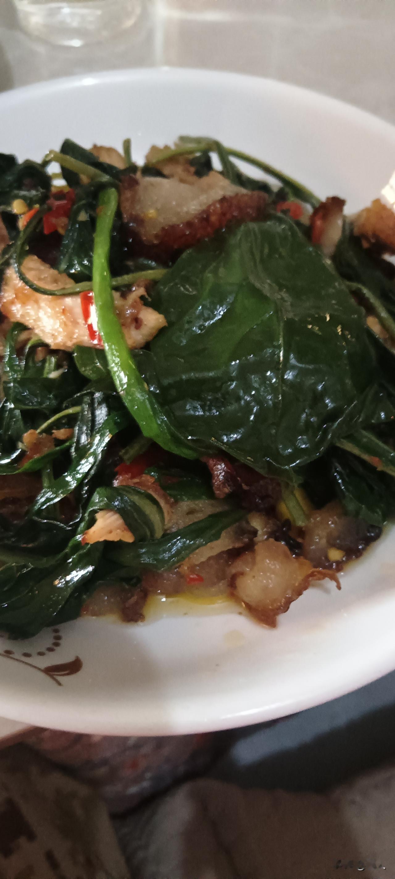 辣椒叶炒回锅肉：“土得掉渣”却鲜得勾魂的家常菜，一这道菜没有山珍海味的名头，却把