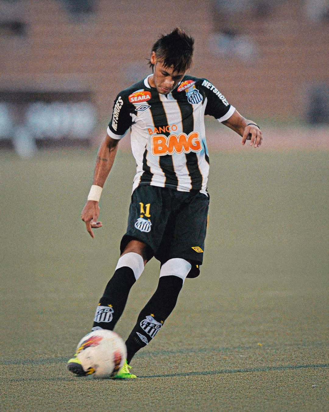 桑托斯时期的青涩内马尔——身形瘦削，盘带灵动不羁，气场张扬难挡。⚡️⚪⚫登陆欧洲