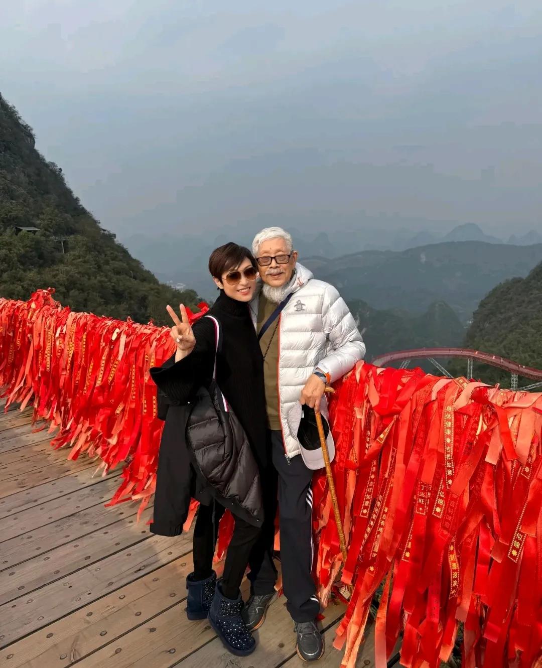 陈法蓉和爸爸的桂林之旅
从这组照片能看出
父女俩感情很好
也能看出，陈法蓉是个孝