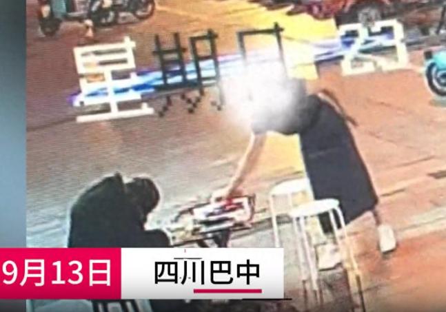 “太不要脸了”！四川巴中，一女子趁着算命老人睡着时，毫不犹豫地拿走了老人桌上的现