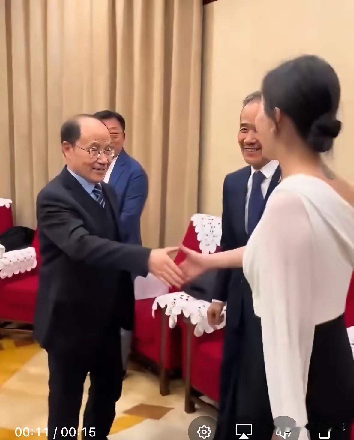 王石给田朴珺介绍资源，小田脖子上居然有纹身，这是典型的泰国圣纹Sak Yant刺