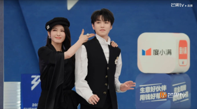 王俊凯徐洁儿合照徐洁儿晒和王俊凯合照 合照一出，重生之门的DNA又动了。 